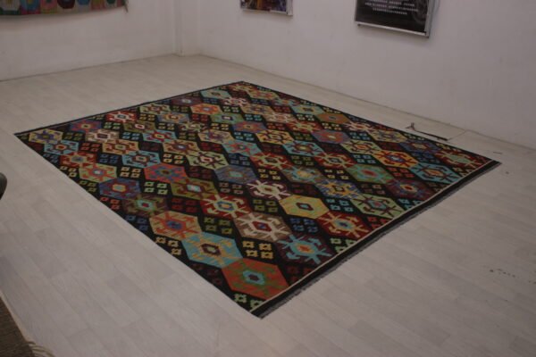 VJ Kilim – 295 × 257 cm   (47890)