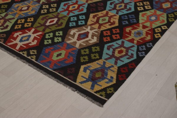 VJ Kilim – 295 × 257 cm   (47890)