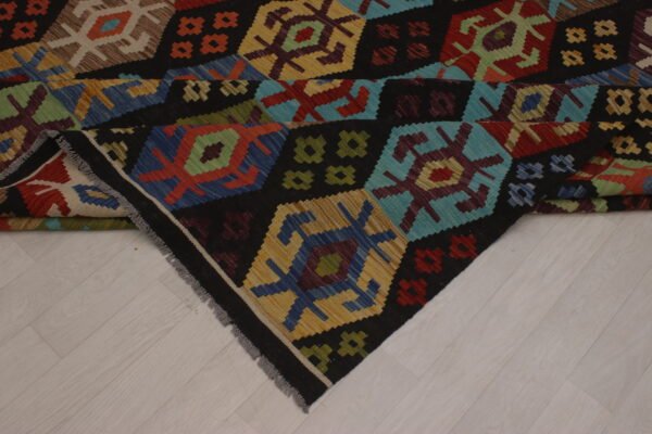 VJ Kilim – 295 × 257 cm   (47890)
