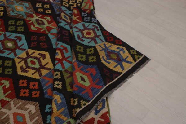 VJ Kilim – 295 × 257 cm   (47890)