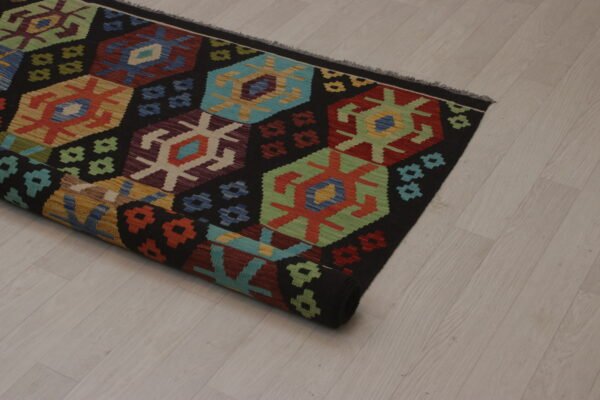VJ Kilim – 295 × 257 cm   (47890)