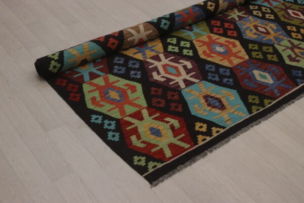 VJ Kilim – 295 × 257 cm   (47890)